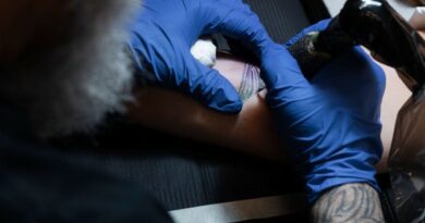 Why Professional Nitrile Gloves Matter During Modern Tattoo Sessions