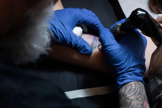 Why Professional Nitrile Gloves Matter During Modern Tattoo Sessions